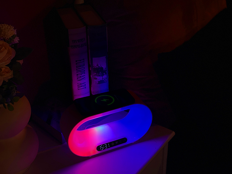 一盏灯，万种色，感受弘沃无线充智能氛围灯光影魔力！