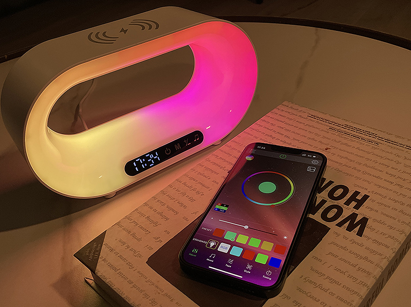024年值得入手的桌面灯有哪些？弘沃无线充智能氛围灯自用评测"