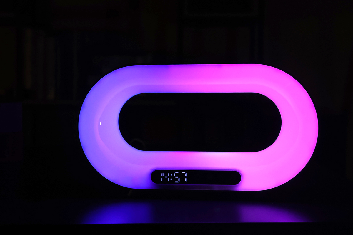 照亮房间点亮心情：弘沃酒店氛围灯让旅程倍增温馨